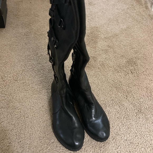 Knee high black boots with buckle design - Picture 4 of 4